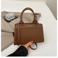 Sac à main marron avec texture crocodile et lettrage doré au style urbain chic - Marron