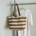 Gestreifte gewebte Tragetasche in Braun und Beige mit Ledergriffen im Sommerstil - Khaki