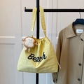 Bolso tote amarillo con cordón con texto Beach y un lindo colgante de felpa de pan - Con colgante de peluche de tostada / Amarillo