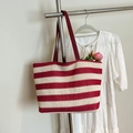 Rot-beige gestreifte Web-Tragetasche mit Schultergurt und sommerlichem Blumendetail - Rot