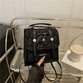 Eleganter schwarzer Spitzenrucksack mit Schleife und silbernem Herzanhänger-Detail - Schwarz