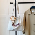 Bolso tote de lona blanco roto con texto Beach burdeos y colgante de pan de peluche - Con colgante de peluche de tostada / Blanco Roto