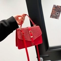 Sac bandoulière rouge avec rabat en strass brillants et boucle en métal doré - Rouge