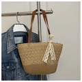 Dettaglio del patchwork in pizzo bohémien e trama in paglia intrecciata della borsa - Cachi
