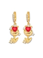 Detail von Tulpenohrringen mit rotem Herz-Edelstein und Zirkonia in Goldbeschichtung - Rote Tulpe Ohrringe (E1289)