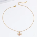 Elegante goldene Flügelkette mit rosa Herz-Zirkonia auf weißem Seidenhintergrund - Herzflügel Halskette (X0989) / Gold