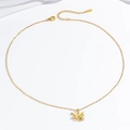 Collana con gru origami dorata e zirconi rosa su sfondo di seta bianca raffinata - Collana Gru di Carta (X2737)