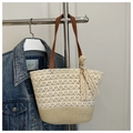 Dettaglio della borsa tote in pizzo intrecciato con manici in pelle e fiocco beige - Bianco Sporco
