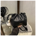 Detalle de bolso tipo cubo plisado negro con letras doradas y colgante de peluche - Con Colgante / Negro