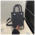 Detail der schwarzen EVA Strandtasche mit Lochmuster und verstellbarem Schultergurt - Schwarz