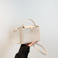 Elegante bolso beige con relieve de cocodrilo, cierre en V y correa ajustable - Beige