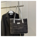 Dettaglio borsa tote in denim con paillettes, manici in pelle argento e metallo - Nero
