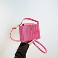 Bolso rosa de lujo con relieve de cocodrilo, adorno en V dorado y correa larga - Rosa