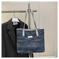 Dettaglio borsa tote in denim blu con paillettes luccicanti e tracolla argento - Blu scuro