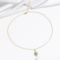 Détail du collier doré avec pierre turquoise, perle ronde et design en filigrane - Collier en Perles d'Eau Douce Turquoise