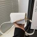 Weiße Mini-Kirschtasche mit goldenen Beschlägen und glatter Lederoberfläche - Weiß