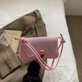 Bolso baguette retro rosa claro con solapa brillante y correa de hombro con nudos - Rosa