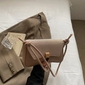 Elegante bolso de hombro caqui con solapa brillante y hebilla de metal dorado sofisticado - Caqui