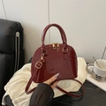 Borsa a conchiglia bordeaux lucida con finiture dorate e manico superiore - Rosso