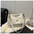 Borsa quadrata in ecopelle bianca con fibbia dorata e tracolla a catena su tovaglia - Bianco