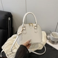 Elegante borsa a tracolla bianca in vernice a forma di conchiglia con manici oro - Bianco