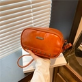 Retro orangefarbene glänzende Ledertasche mit Nieten und Doppelreißverschluss - Braun