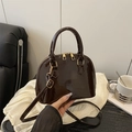 Borsa a conchiglia in pelle verniciata marrone scuro retrò con cerniere dorate su seta - Marrone