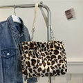 Bolso tote de peluche con estampado de leopardo, asa de cuero blanco y cadena - Blanco