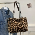 Bolso tote de felpa con estampado de leopardo, correas de cuero y detalles de cadena - Marrón