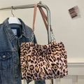 Bolso tote de piel sintética con estampado de leopardo rosa y cadena metálica - Rosa