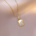 Collana in titanio dorato con pendente a castello geometrico e zirconi su seta - Pendaglio Quadrato Color Oro (X3930)