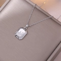 Elegante collana geometrica in argento con pendente rettangolare con zirconi su catena a croce - Pendaglio Quadrato Color Argento (X3929)
