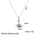 Collana a pianeta dorata con ciondolo in smalto blu decorato con luna e stelle - Stile Pianeta Blu (X3952)