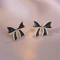 Pendientes de lazo negro con perlas blancas y borde dorado sobre seda de champán - Estilo de Lazo Negro (E0920)