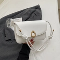 Minimalistische weiße Kunstledertasche mit strukturiertem Goldverschluss und Webriemen - Gebrochenes Weiß