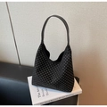 Dettaglio di una borsa hobo nera decorata con strass argentati lucidi per uno stile unico - Argento