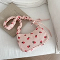 Sac d'épaule en velours côtelé rose avec motif fraise et poignée froncée tendance - Rose