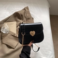 Modische schwarze Glanzleder-Satteltasche mit goldenem herzförmigem Metallverschluss - Schwarz