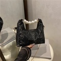 Klassische schwarze Schultertasche mit Schlangenhautprägung und elegantem Perlengriff - Schwarz