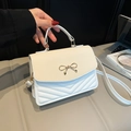Bolso bandolera bicolor para mujer con acolchado en V y elegante cierre de lazo - Blanco