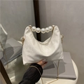 Weiße Handtasche in Krokodilleder-Optik mit großem Perlengriff und goldener Kette - Weiß