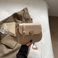 Borsa a sella in pelle crema con lucchetto a cuore dorato e tracolla a catena - Cachi