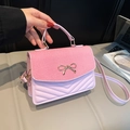 Bolso bandolera rosa acolchado con solapa tejida y detalle de lazo metálico - Rosa