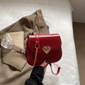 Glänzende rote Umhängetasche mit herzförmigem Goldverschluss und feiner Kette im Retro-Stil - Burgunderrot