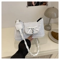 Detalle del bolso hobo bordado blanco con colgante de corazón y correa tejida - Blanco