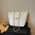Sac cabas blanc matelassé en similicuir avec bandoulière chaîne dorée sur support chic - Blanc