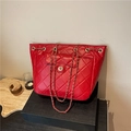 Grand sac cabas rouge matelassé avec bandoulière chaîne dorée et fermoir pivotant - Rouge