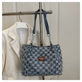 Dettaglio borsa a spalla in denim a quadri con bordi sfrangiati e catena in metallo - Blu