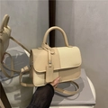Bolso beige de retazos en cuero texturizado y paja tejida con correa ajustable - Caqui