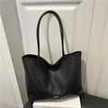 Bolso tote negro tejido clásico con etiqueta FASHION sobre fondo de libro blanco - Negro